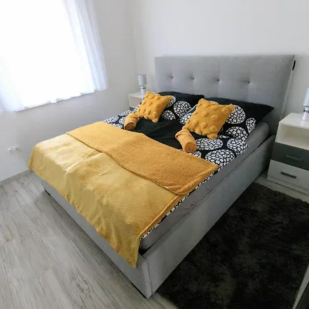 Sunshine Yellow Apartman Lägenhet Zamárdi